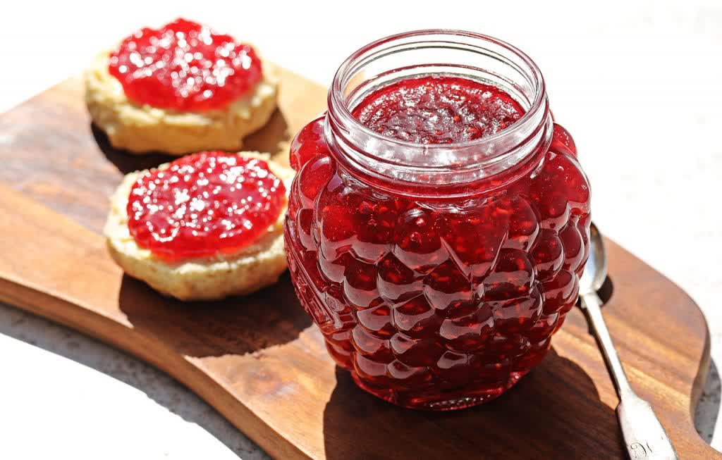 FabFood4All's tweet image. Looking for a simple way to make raspberry jam? My Quick &amp;amp; Easy Raspberry Jam Recipe is pectin-free and takes just minutes to prepare! Perfect for a cream tea etc! Get the recipe now! fabfood4all.co.uk/quick-easy-ras…  
#JamMaking #Canning #EasyRecipes