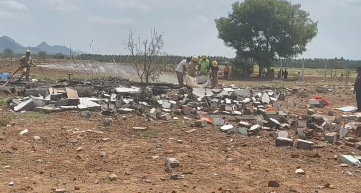 mannar_mannan's tweet image. Two workers were killed in a blast in a #firecracker manufacturing unit in Cumbum in #Theni district on Saturday morning.

@xpresstn @NewIndianXpress