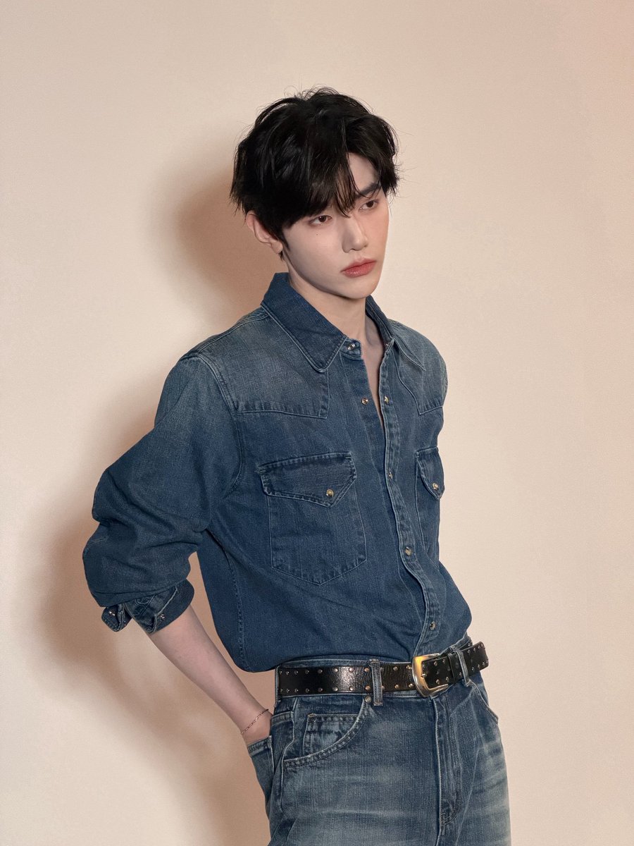 아니 이정도로 잘생길수가잇나?????? 하는 생각이들정도로 너무너무너무너무너무너무너무너무 잘생기심....🧎‍♀️