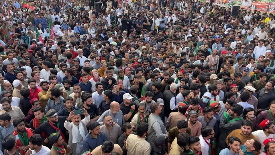 JunaidAkbarMNA's tweet photo. اپ نے ثابت کر دیا کشمیریوں!
وزیراعلیٰ خیبرپختونخوا محمد سہیل خان آفریدی کے ہمراہ سیکرٹری جنرل سلمان اکرم راجہ، صدر پاکستان تحریک انصاف آزاد جموں و کشمیر عبدالقیوم نیازی سمیت دیگر پارٹی قائدین اور عہدیداران نے بھی شرکت کی،
جلسہ گاہ کا پنڈال کارکنان اور عوام سے مکمل طور پر بھر چکا ہے، جبکہ کارکنان کی جانب سے قائد عمران خان کے حق میں پرجوش نعرے لگائے جا رہے ہیں۔

کشمیری عوام کی بڑی تعداد میں شرکت اس بات کا واضح اظہار ہے کہ وہ اپنے قائد عمران خان کے ساتھ کھڑے ہیں اور ان کی ہر کال پر لبیک کہتے ہوئے ہر قسم کی قربانی کے لیے تیار ہیں۔

#PTIFoundationDay
#MuzaffarabadJalsa