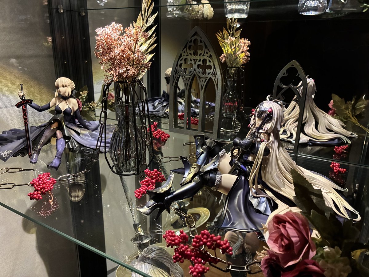 RnBfreak1205's tweet image. インテリア更新しました！

ゴシックが似合う2人なので、その系統の窓フレームを設置✌️

寂しい空間がなくなりGOOD👍

#アルター #アルトリア #ジャンヌ