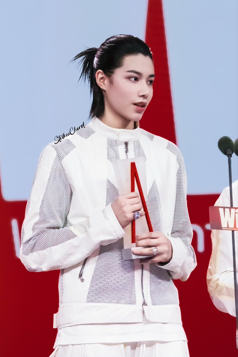 bless37683's tweet image. 260425 🏆 Team Award

#LOUIS #루이 
#LNGSHOT #롱샷