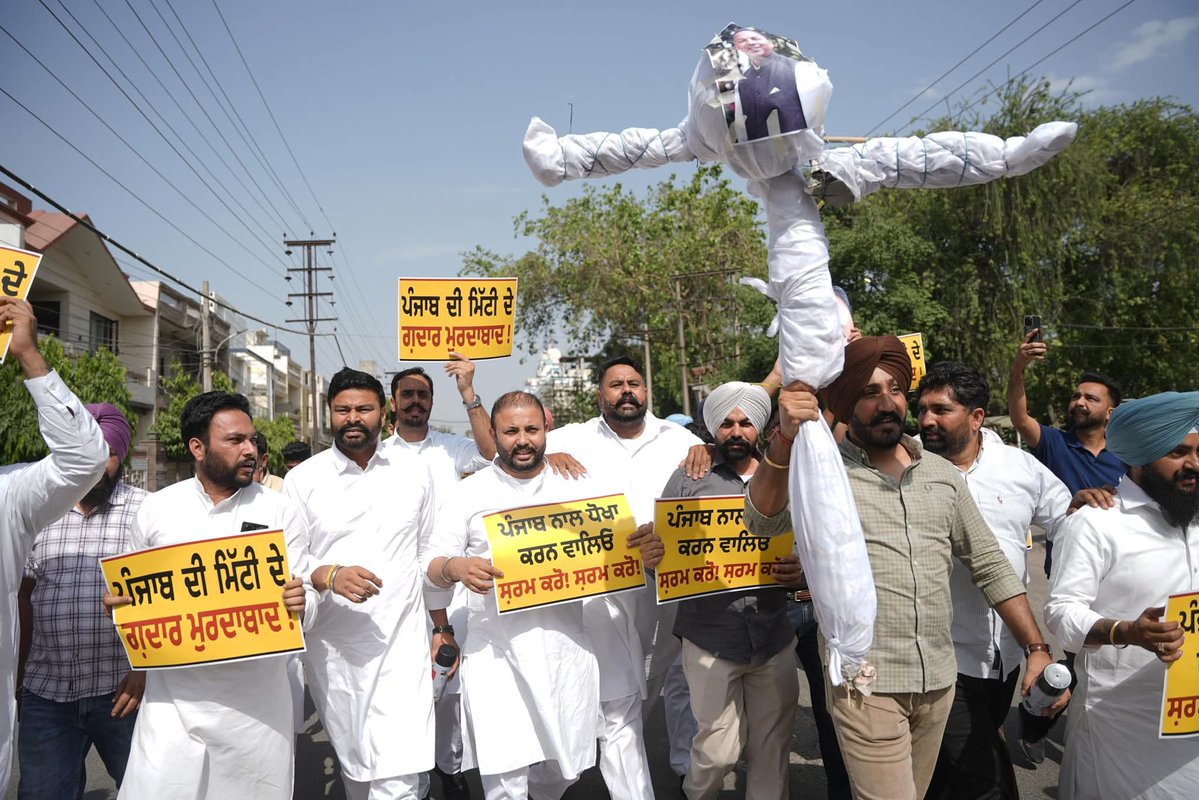 ਪੰਜਾਬ ਦੇ ਗੱਦਾਰ ਮੁਰਦਾਬਾਦ !! 

ਆਮ ਆਦਮੀ ਪਾਰਟੀ ਵੱਲੋਂ ਜਲੰਧਰ ਵਿਖੇ ਰਾਜ ਸਭਾ ਮੈਂਬਰ ਹਰਭਜਨ ਭੱਜੀ ਦੇ ਘਰ ਦੇ ਬਾਹਰ, ਅਸ਼ੋਕ ਮਿੱਤਲ ਖ਼ਿਲਾਫ਼ ਉਨ੍ਹਾਂ ਦੀ ਲਵਲੀ ਪ੍ਰੋਫੈਸ਼ਨਲ ਯੂਨੀਵਰਸਿਟੀ ਦੇ ਬਾਹਰ ਅਤੇ ਲੁਧਿਆਣਾ ਵਿਖੇ ਰਾਜ ਸਭਾ ਮੈਂਬਰ ਰਾਜਿੰਦਰ ਗੁਪਤਾ ਖ਼ਿਲਾਫ਼ ਉਨ੍ਹਾਂ ਵੱਲੋਂ ਭਾਜਪਾ ਵਿੱਚ ਸ਼ਾਮਲ ਹੋਣ 'ਤੇ ਤਿੱਖਾ ਪ੍ਰਦਰਸ਼ਨ ਕੀਤਾ ਗਿਆ।