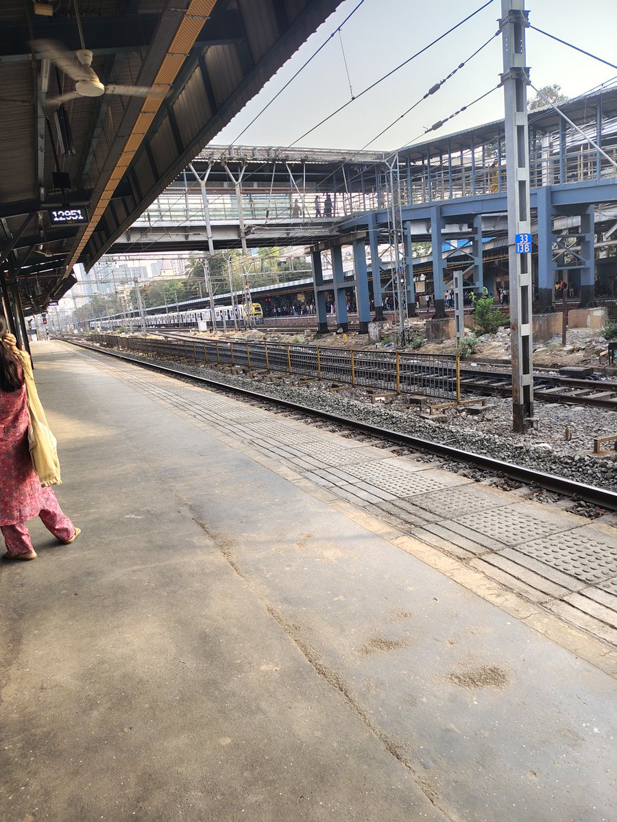 Vidyakar's tweet image. हम अभी इंतजार कर रहे हैं यात्रा शुरू करने की... ट्रेन आने वाली है...😊
#Travelling