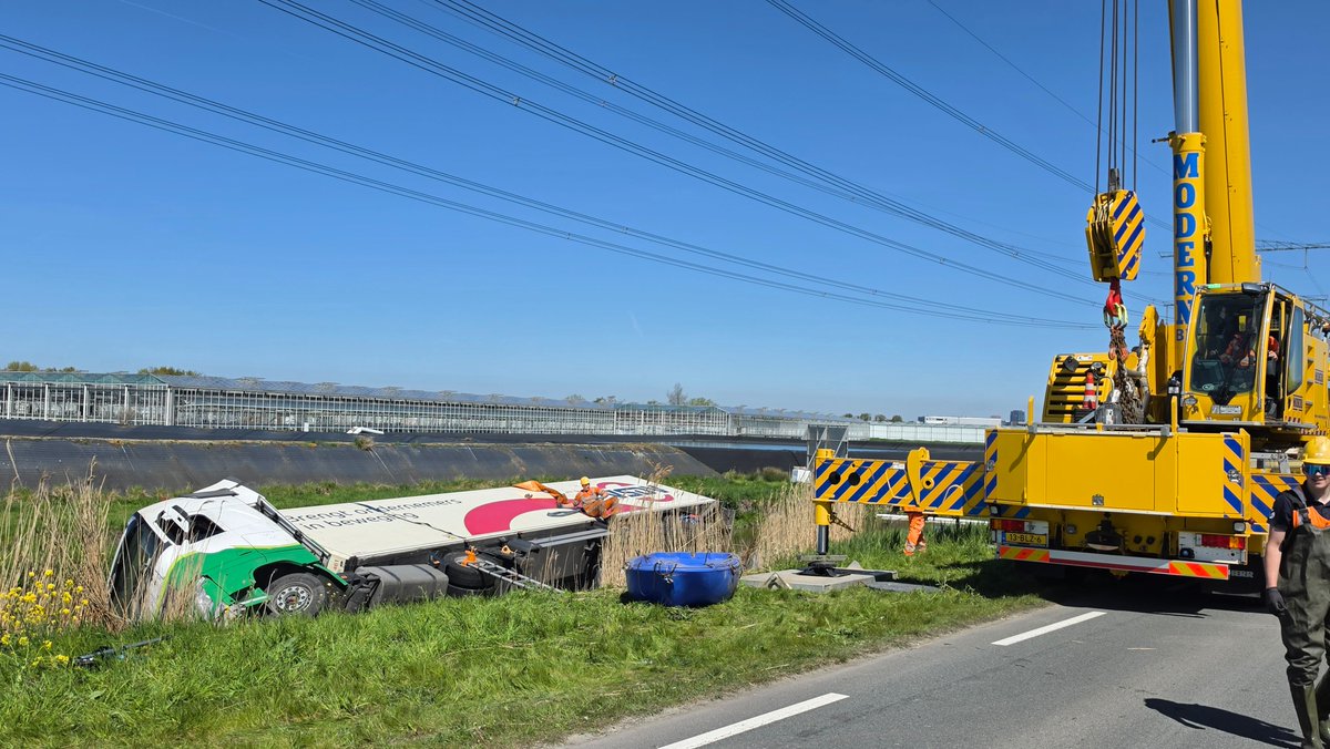 Vrachtwagen van de weg geraakt op de N222
