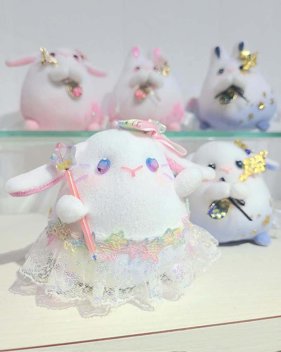 魔法少女あらわる！？
百福堂(<a href="/momofukudou/">百福堂🐰5/10 うさふく祭り委託</a>)さんから癒やし度120%のもっちーちゃんが届きました😍 #うさぎ雑貨店のHappyMarket に並びます♪

中でも魔法のステッキを持った「魔法少女もっちー」の可愛いさといったら💕

新宿の会場であなたに魔法をかけちゃうかも？🐰🪄