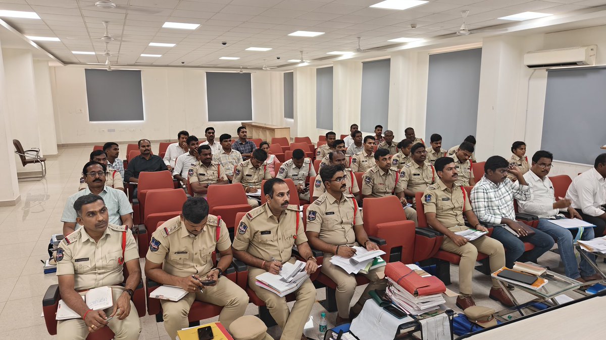 spbhoopalpalli's tweet image. Reviewed all cases in the monthly #crime review meeting.Directed officers to ensure quality,speedy investigation for timely justice to victims.#POCSO &amp;amp; rape cases must be completed within timelines. Focus on strengthening CCTV surveillance and visible policing to curb crime.