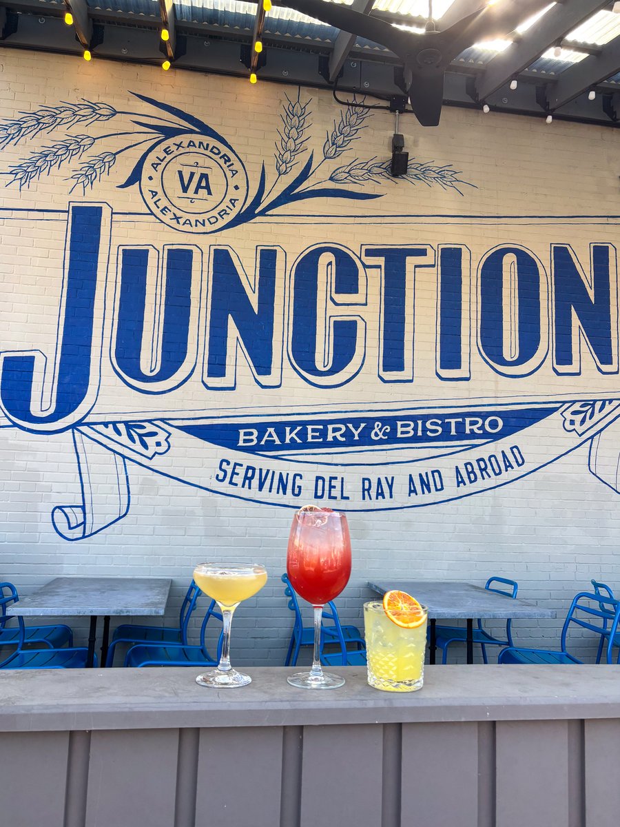 JunctionBakery's tweet image. Saturday’s looking like this ☀️🍳🍹 Brunch on the table, seasonal cocktails in hand, and another warm day made for patio lounging and good company. See you soon!

#patiodining #pastries #cruffins #capitolhill #alxva #dinner #cocktails #boozybrunch #chevychase #dmvfoodie