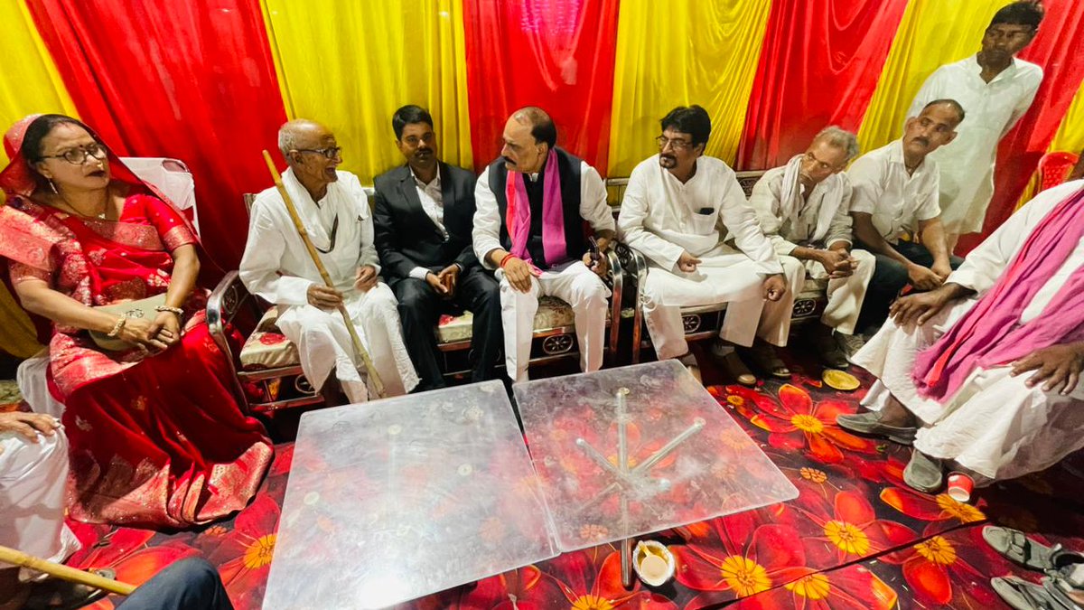ग्राम सभा त्रिपाठ में आयोजित वैवाहिक कार्यक्रम में सम्मिलित हुआ।