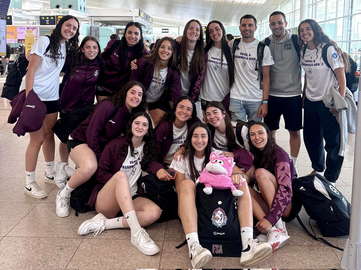 FemSantAdria's tweet photo. 🛫 𝙍𝙊𝘼𝘿 𝙏𝙊 𝙃𝙐𝙀𝙇𝙑𝘼!!!

🤙 Ja tenim l'expedició del LOQUILLO FSA #JrAFSA a punt d'enlairar-se al Prat camí de Sevilla 👏

🫵 Bon viatge EQUIP, jugadores i cos tècnic!

🚨 Recordeu! Demà diumenge 26 debutem!! https://t.co/mrJ9vGHoCX