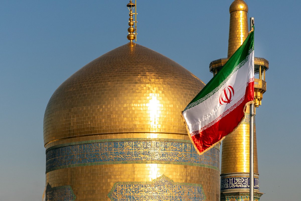 این روزا همه دارن از مشهد میگن؛ انگار هیچ کس توی ایران نیست که عاشق اون شهر نباشه. #ایران_امام_رضا
#پناه_هشتم