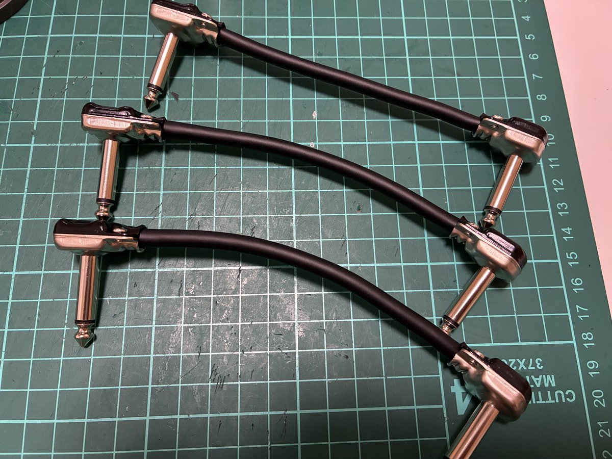 Qable_jp's tweet photo. 組み上げて…こうです！
今回はmogami2534を使い、エフェクターボードの構築もしやすいようフラットタイプのプラグを採用しています
詳細決まりましたらショップに掲載し販売開始いたします
#パッチケーブル
#エフェクター 
#ギター
#ベース 
#エフェクター好きと繋がりたい https://t.co/PmuMOQjDoB