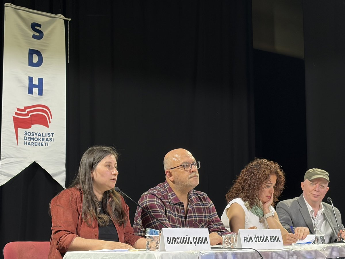 sdhareketi's tweet photo. Sosyalist Demokrasi Hareketi olarak İzmir’de düzenlediğimiz “Barışı Konuşuyoruz” başlıklı panel başladı. Panelde ilk konuşmacı olan DEM Parti İzmir Milletvekili Burcugül Çubuk, Türkiye sosyalist hareketinin sokakta temas edebildiği insanlara, ülkede yaşanan temel sorunların savaş ile bağlantısını anlatamadığı sürece görevini eksik yerine getirmiş olacağını belirtti.  Çubuk, “Türkiye sosyalist hareketi adına barışı konuşmakla devrimi konuşmak arasında çok uzak bir mesafe yok” diye konuştu.
