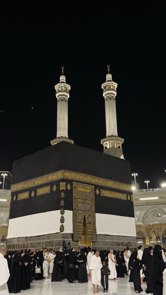 T0mi_9's tweet photo. طواف بقُرب مهيب جدًا ، طواف هادئ بدون زِحام ، 
تلمس أستار الكعبة والدعاء ، الصلاه،الدعاء عند الملتزم

ألطافٌ جمّة من الله هطلت عليّ♥️
الحمد لله الذي مكّننا🥹 https://t.co/WHrEaiaqya