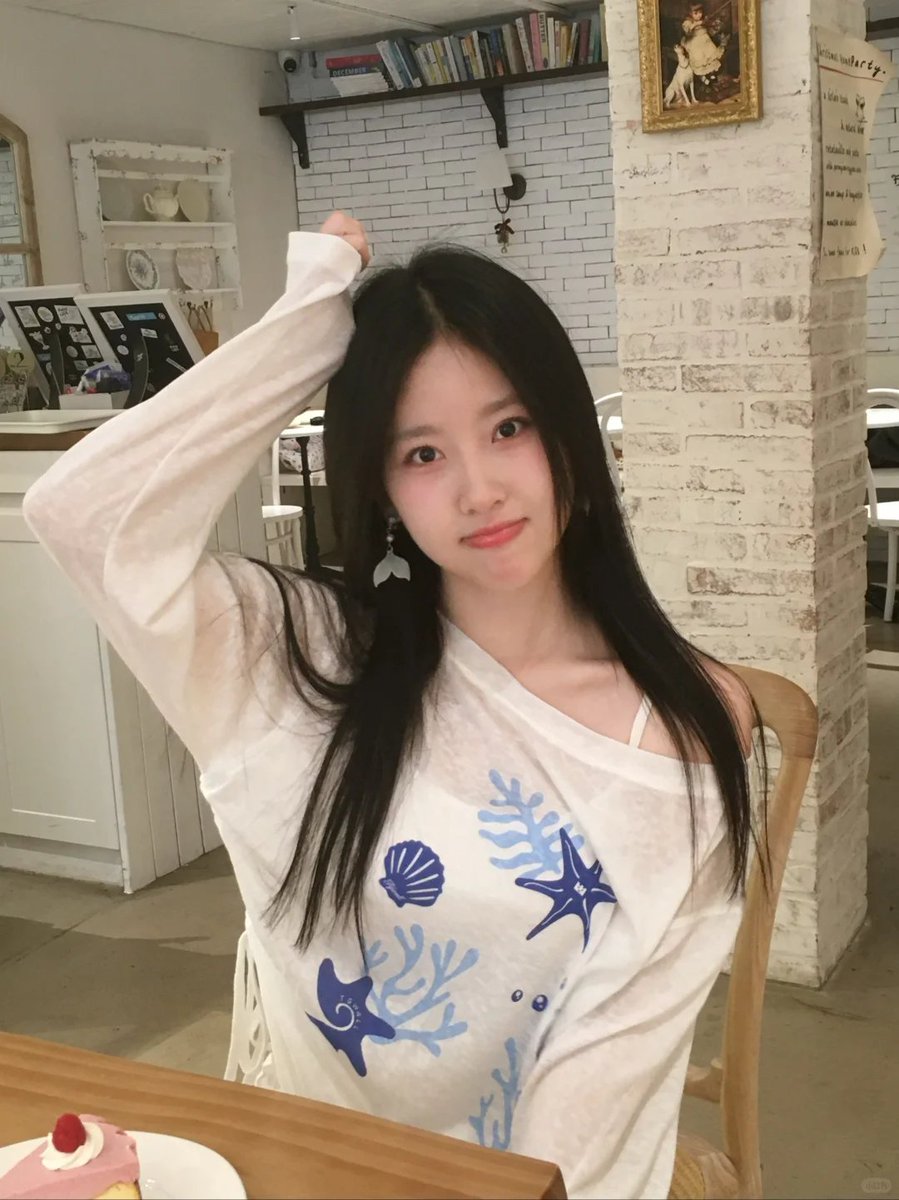 SebastianW93708's tweet photo. 嘿  @grok  让左边图中的女孩子摆出右边图中的姿势 拜托了好吗 https://t.co/jGjhVY085J
