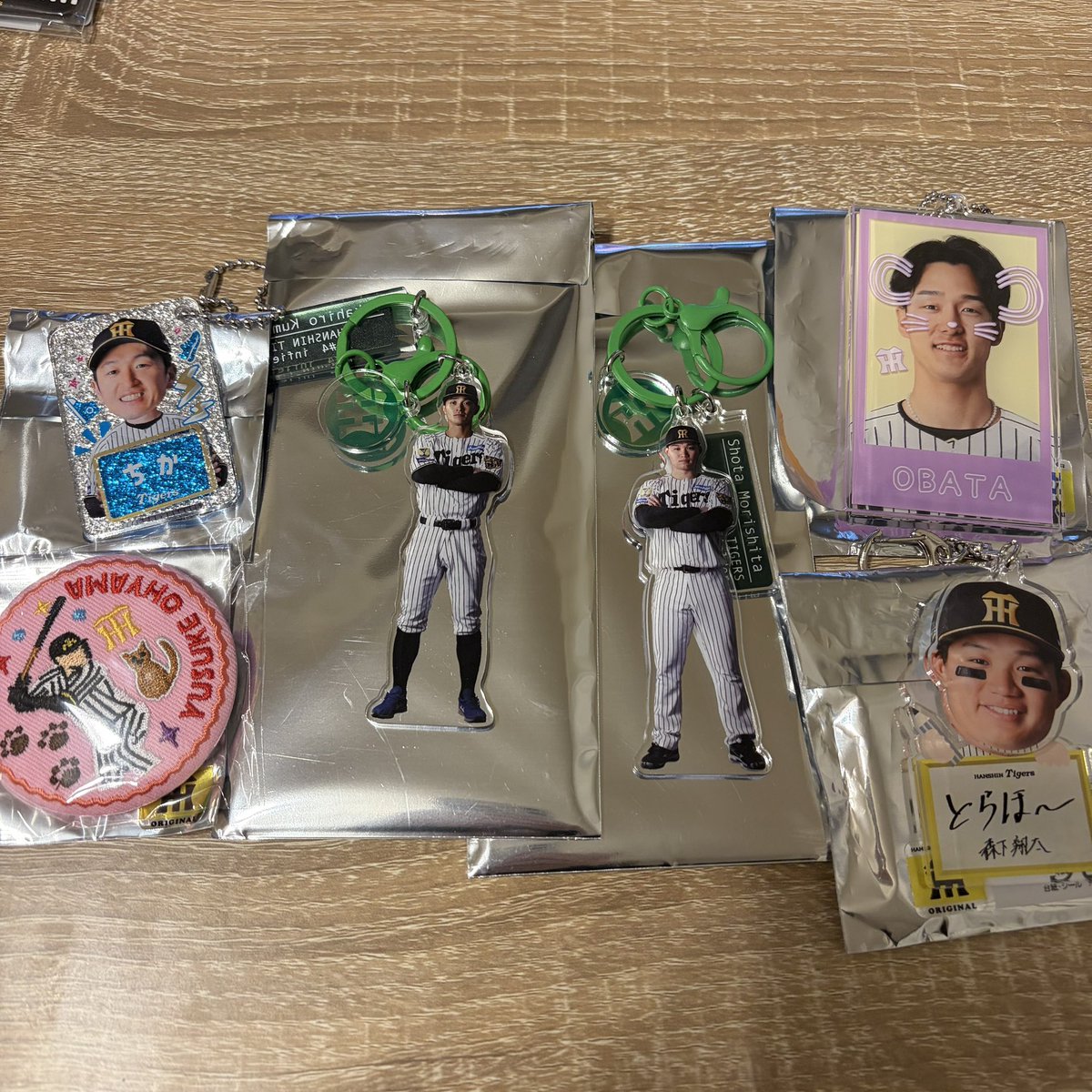 152272_'s tweet photo. 阪神　阪神タイガース　アクリルキーホルダー　缶バッジ　グッズ　交換

譲/ 森下、近本、大山、熊谷、小幡

求/ 木浪

郵送又は4/26、5/1に現地にて交換お願い致します。 https://t.co/wZAbQWtDBo