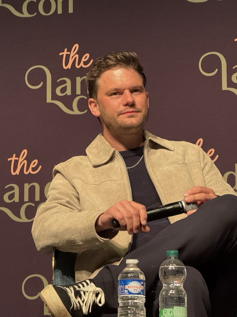 OutlanderFrance's tweet photo. Panel #jeremyirvine #LC8 #landcon8 #outlander https://t.co/uobUsGv7qJ