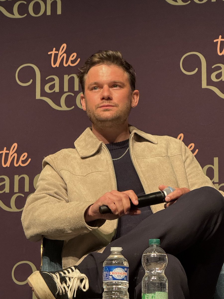 OutlanderFrance's tweet photo. Panel #jeremyirvine #LC8 #landcon8 #outlander https://t.co/uobUsGv7qJ