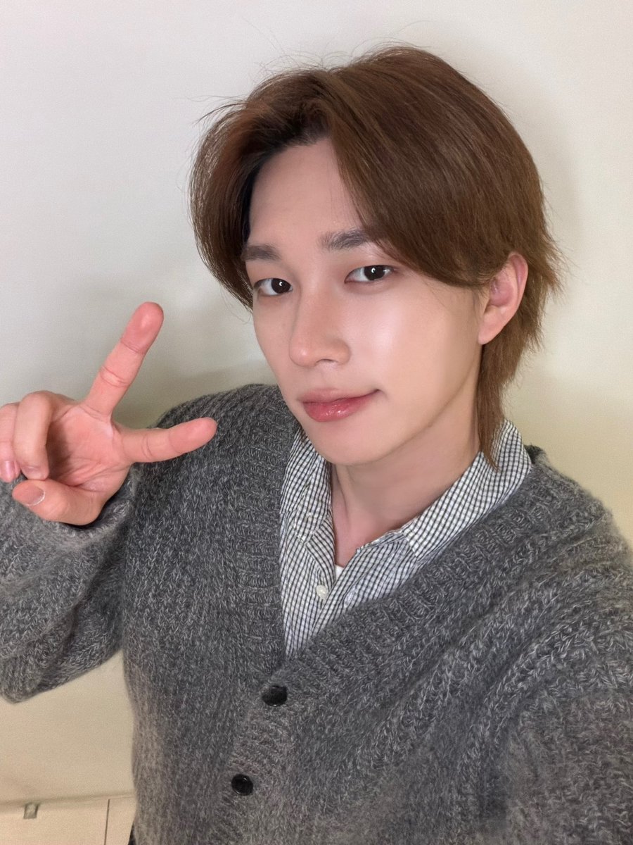 스테이크덮밥 먹을까 제육덮밥 먹을까….🤔

#P1Harmony #THEO