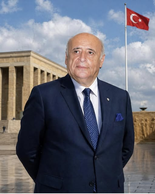 TOPRAK_2_'s tweet photo. Başbakan Tansu Çıller'in Atatürk'un sözünü değiştirerek "Ne mutlu
Türkiye vatandaşıyım diyene" demesi üzerine, Cumhurbaşkanı Süleyman Demirel şöyle yanıt vermişti:
Biz Eğer kendimizi ‘Türkiyeli’ olarak ifade edersek, ulus kavramı zayıflamaz mı?
Atatürk’ün ‘Ne mutlu Türküm diyene’ sözü yanlış yorumlanmamalıdır. Dikkat ederseniz, Atatürk ‘Ne mutlu Türk ırkından olana’ demiyor; ‘Türküm diyene’ ifadesiyle vurgulanan şey bir ırk değil, bir ulus bilincidir. Yani burada kastedilen etnik köken değildir.
Ortada bir ulus gerçeği vardır ve bu ulus anlayışını yok sayamayız.
Bu ulusun adı Türk ulusudur, ülkenin adı Türkiye’dir. Bu devleti kuran insanların hangi kökenden geldikleri önemli değildir; biz hiçbir şekilde etnik temelli yaklaşımlara değer vermeyiz.”
Güniz sokaktaki evinden başka mal varlığı çıkmadı barajlar kralı ünvanı vardı yüksek inşaat mühendisiydi Amerikada mastır yapmıştı ama üzerine bilmem kaç villa kaç yüz dairesi falan olmadı çoban sülü doğdu çoban sülü öldü mekânı cennet olsun...🙏🙏🇹🇷🇹🇷💙