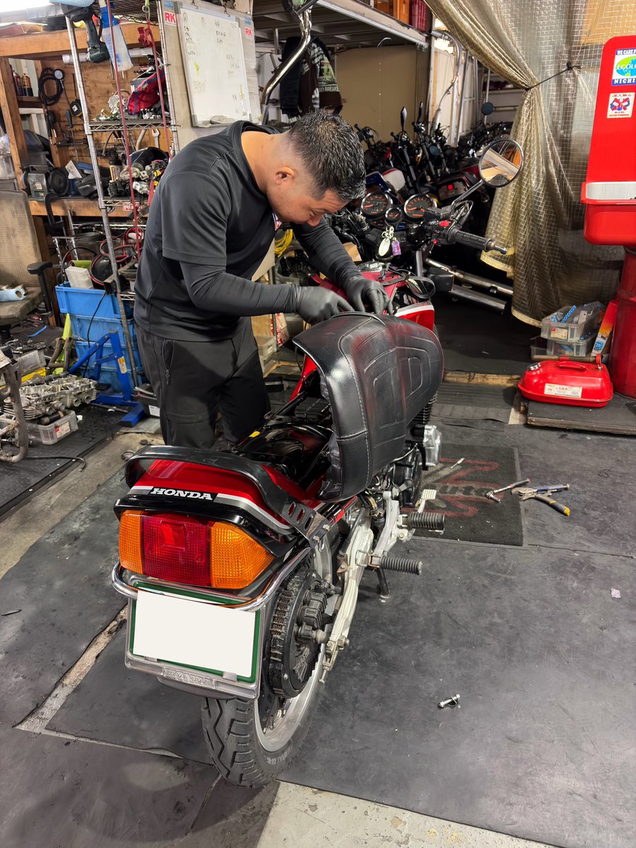 OY0iBF0nLZCfnSj's tweet photo. バイク仲間とNGUさんからの〜お好み焼きからの〜与野コン!CBXダイシンレーシング装備完了✅
#CBX400F
#GPZ400
#与野コン
#NGUAUTO https://t.co/3NPlA90dJA