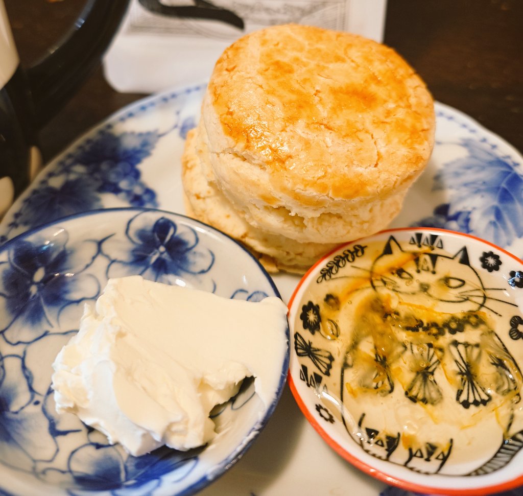 leodoll5's tweet photo. カフェオリオンさんのスコーン！
最近食べれてなかったので…通販挑んで買えました…！
今回はクリームチーズと柚子ジャム https://t.co/qw6H7nk42W