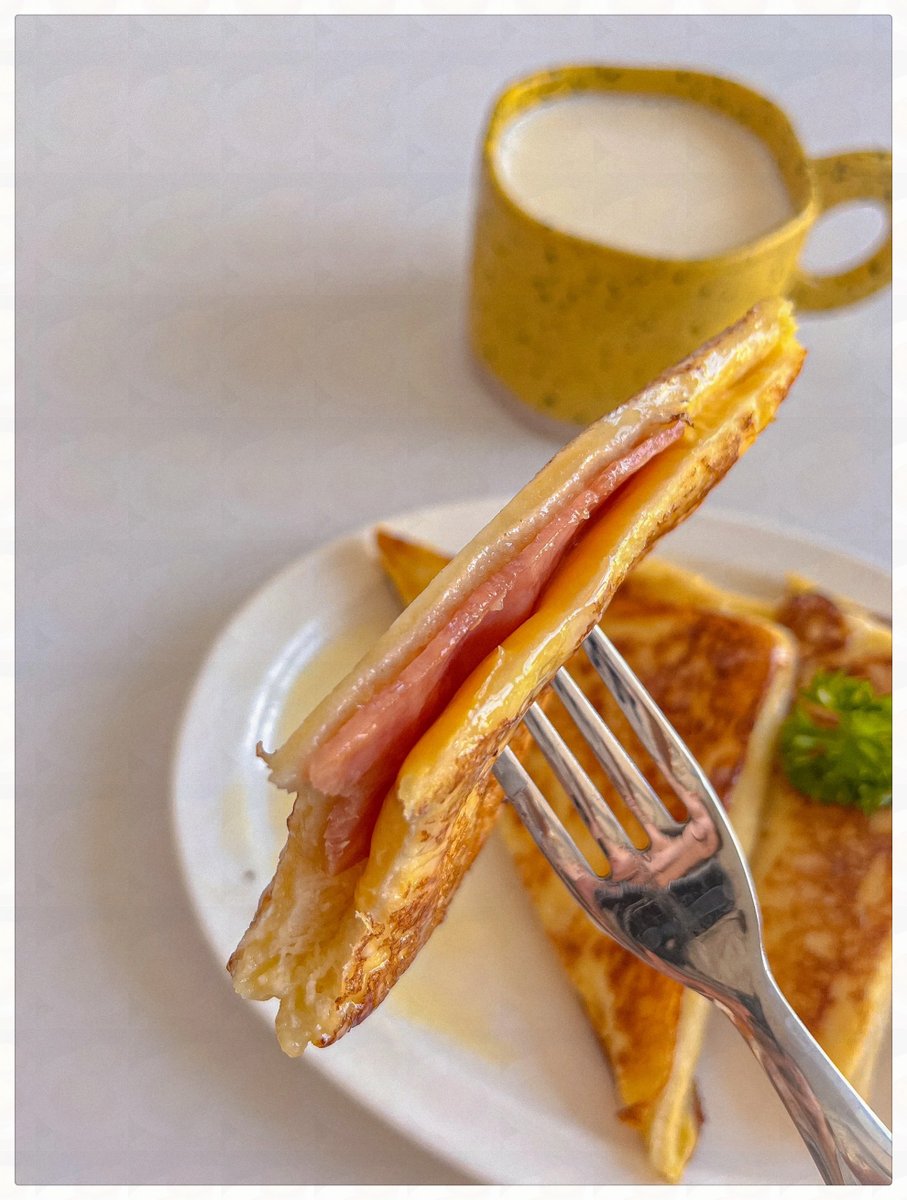 foster_bobo's tweet image. "Sunlit bite of honey-drizzled toast + iced oat latte  Perfect lazy morning fuel! #FoodieMoments #BreakfastVibes"