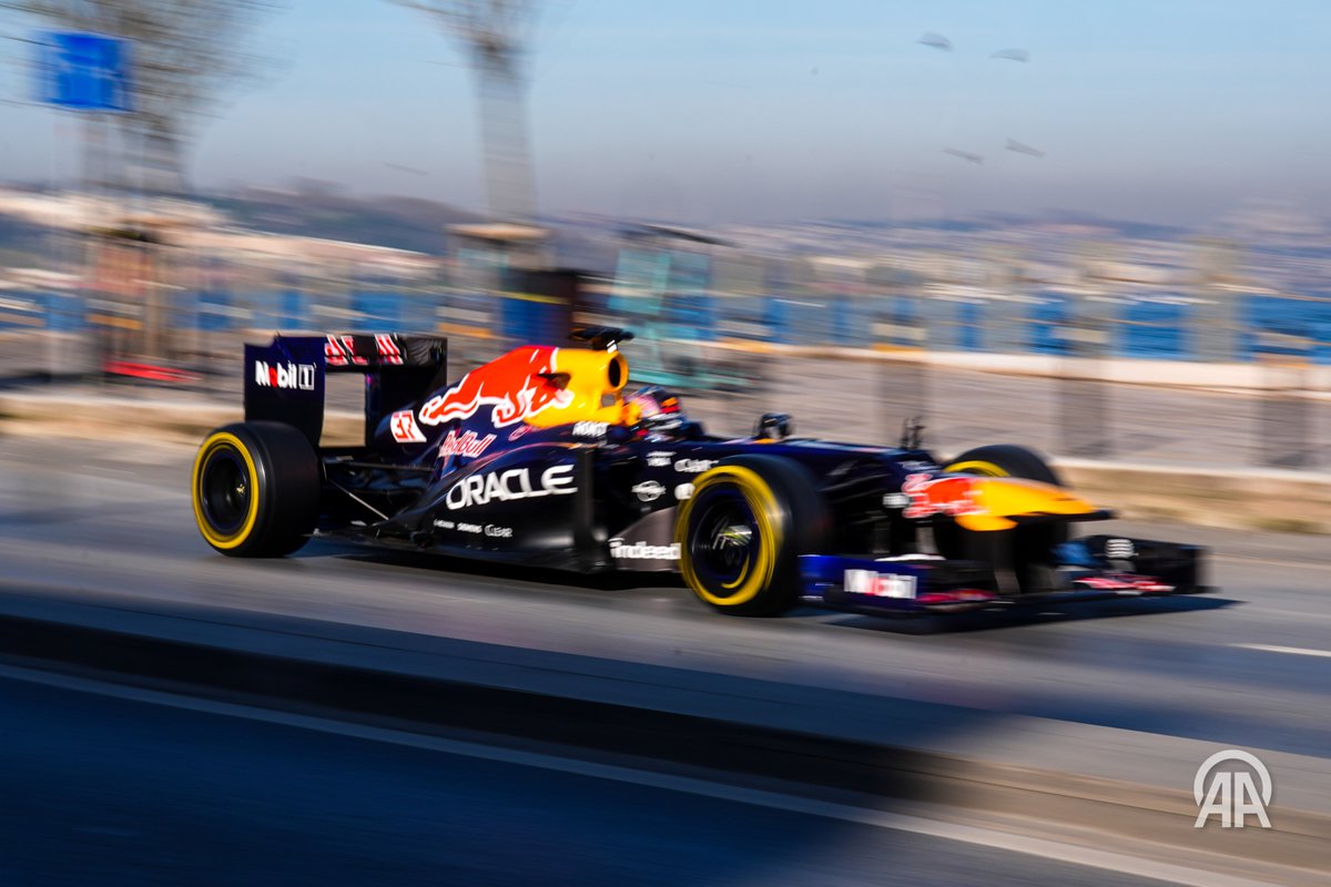 aa_spor's tweet photo. 📸 İstanbul’da gerçekleştirilecek Formula 1 Türkiye Grand Prix’si kapsamında tanıtım çekimlerinde kullanılan F1 aracı, Salacak'ta görüntülendi. https://t.co/yodJD4OGDv