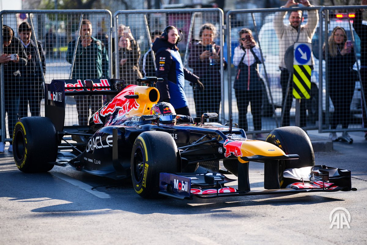 aa_spor's tweet photo. 📸 İstanbul’da gerçekleştirilecek Formula 1 Türkiye Grand Prix’si kapsamında tanıtım çekimlerinde kullanılan F1 aracı, Salacak'ta görüntülendi. https://t.co/yodJD4OGDv