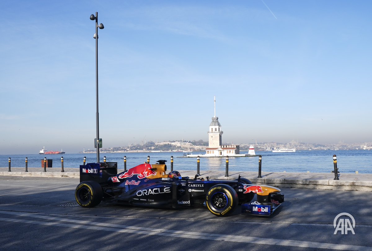 aa_spor's tweet photo. 📸 İstanbul’da gerçekleştirilecek Formula 1 Türkiye Grand Prix’si kapsamında tanıtım çekimlerinde kullanılan F1 aracı, Salacak'ta görüntülendi. https://t.co/yodJD4OGDv
