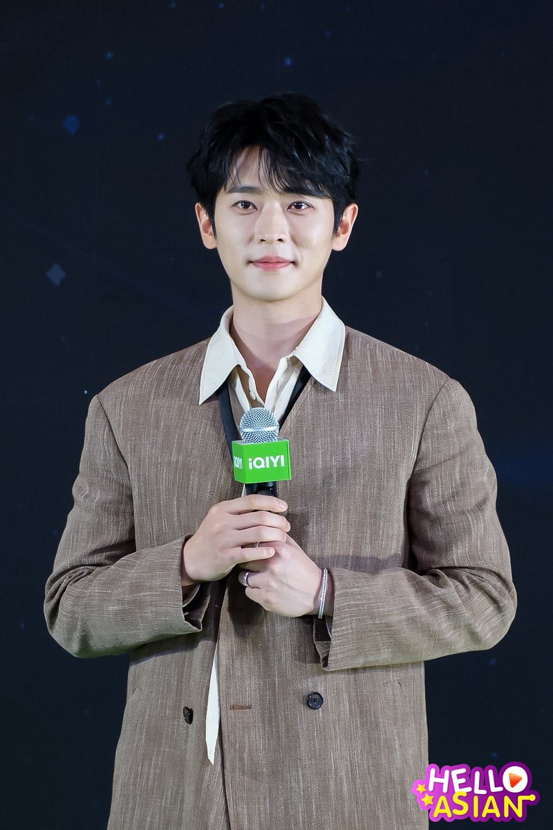 Hello_asian's tweet photo. เสริฟความหล่อ “เฉิงเหล่ย” (Cheng Lei) ที่มาพร้อมตำแหน่ง iQIYI International Global Ambassador คนล่าสุด ในงาน 2026 iQIYI Starship Meet and Greet in Thailand IQIYI INTERNATIONAL GLOBAL AMBASSADOR "CHENG LEI"

#iQIYI #ChengLei #เฉินเหล่ย 
#chenglei丞磊 
#iQIYIStarship爱奇艺星舰计划
#iQIYIInternationalGlobalAmbassador
#iQIYIStarshipChengLei
#RoseZappwithChengLei