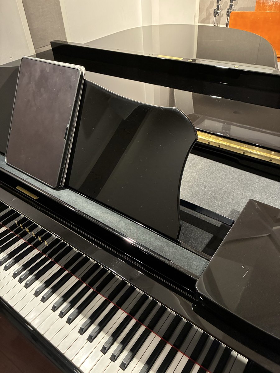 moa_tomocom's tweet photo. そして、移動して某アキバの赤いスタジオのグランドピアノ🎹
違うピアノちゃんで弾くとやっぱりタッチ・鳴り方違うから、明日の一曲本番前にここ来てよかった
だけどね、いつも行かところは個人練料金だけど、ここは個人練価格無いので、しょっちゅう来られない https://t.co/EI8K4WanT1