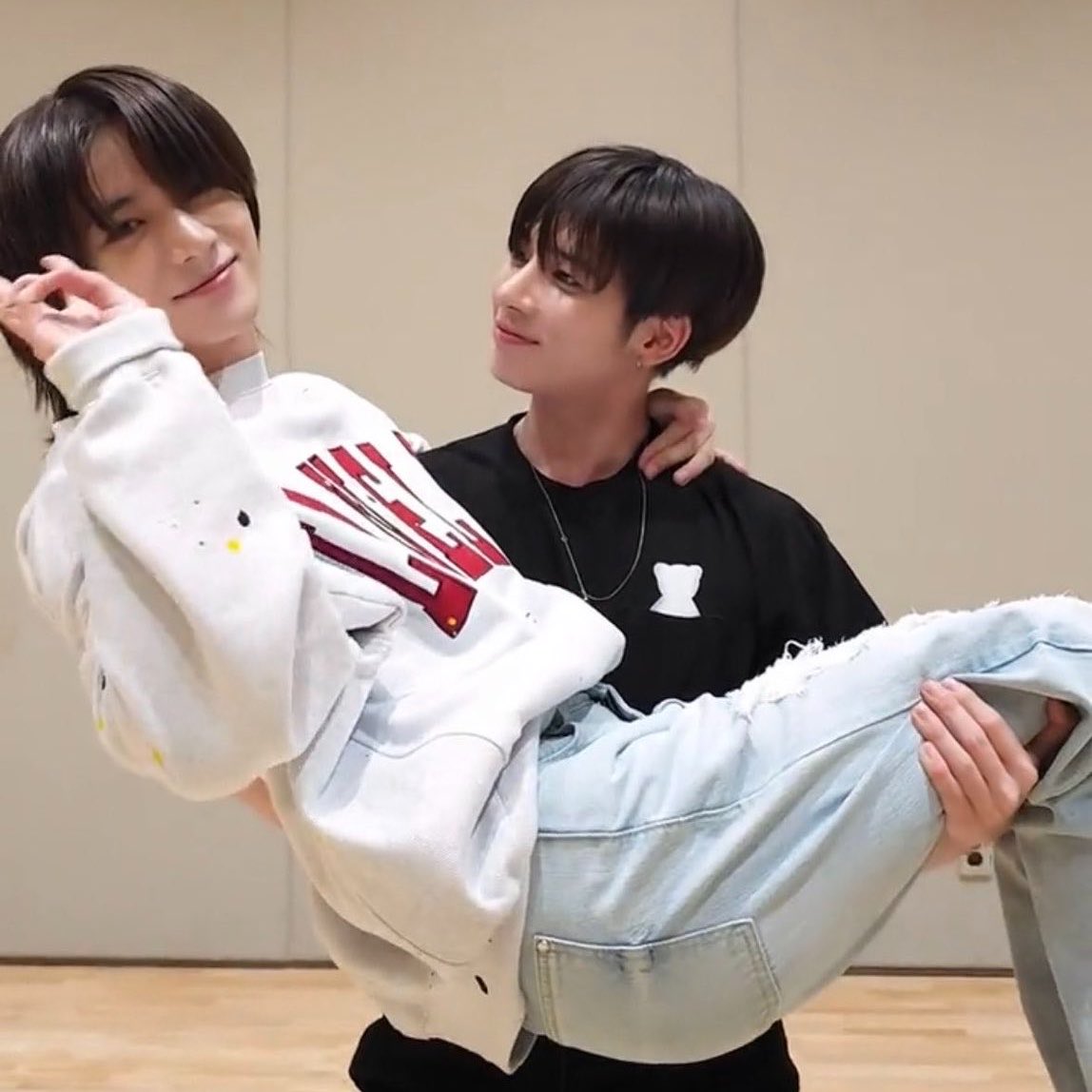 dailyuppuz's tweet photo. “beomgyu hyung is a princess” 😭😭😭 https://t.co/DgshaPag4Y