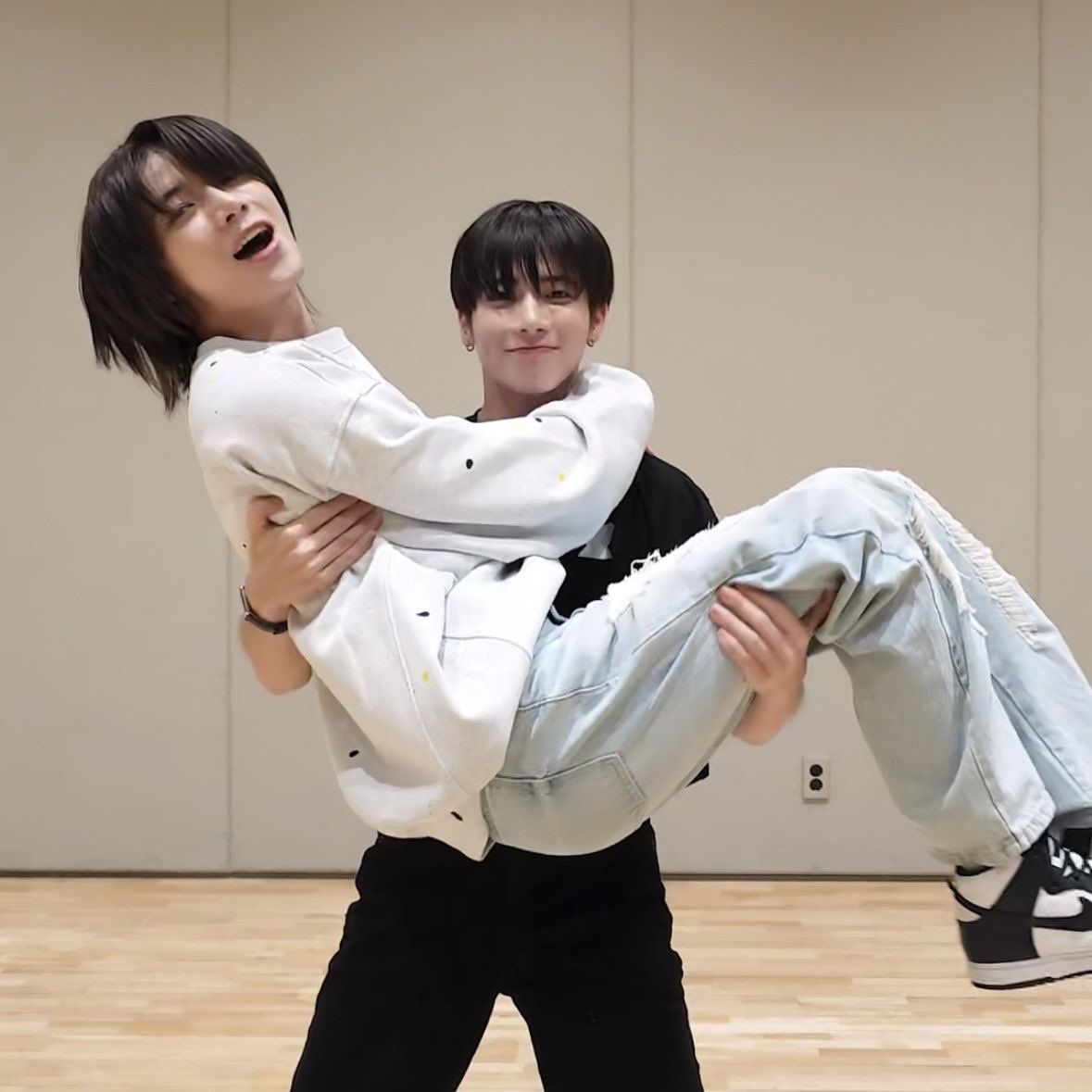 dailyuppuz's tweet photo. “beomgyu hyung is a princess” 😭😭😭 https://t.co/DgshaPag4Y