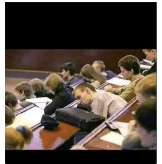 Columbia Üniversitesi’nde bir öğrenci, matematik dersinde uyuyakaldı.
Uyandığında, diğer öğrenciler sınıftan çıkarken tahtada yazılı iki problem gördü. Bunların ödev olduğunu sanarak defterine not aldı ve eve gidince çözmeye karar verdi.
Evine vardığında, bu problemlerin son