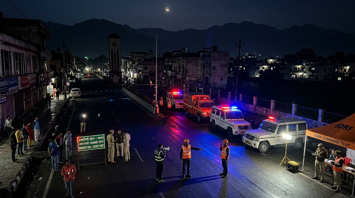 Ayub42155Mir's tweet image. In Dehradun, a planned blackout will be conducted in the city to test emergency preparedness systems with sirens sounding in several areas to assess response readiness and coordination of disaster management teams.
@UKDisasterMgmt #BlackoutDrill #EmergencyPreparedness #Safety
