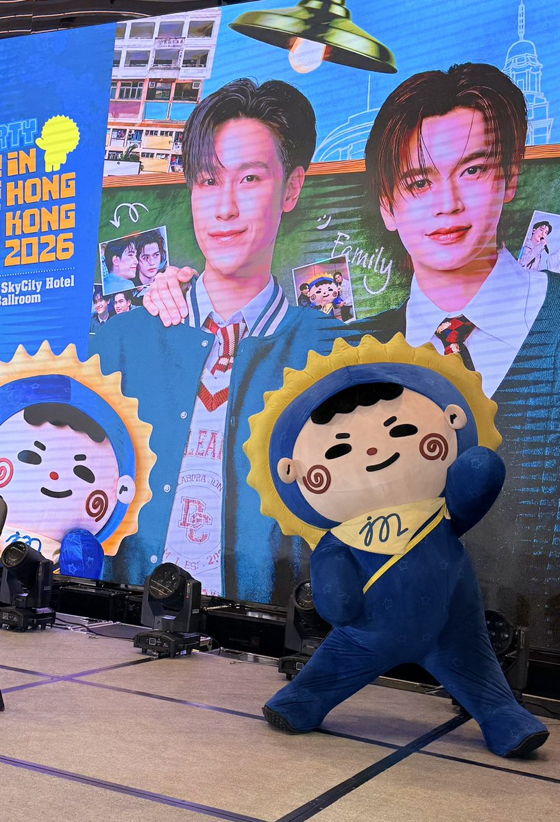 大家嚟加充Dad Da Mo 啦！Dad Da好靚仔，但 Jummo 係最靚仔嘅！😎💙💛✨

เติมแด๊ดด๊าโม่กันกานคับ แด๊ดด๊าหย่อมากก แต่โม่หย่อฉุดดด 😎💙💛✨
#JuMarkMo1stFMinHK
#GMMTV