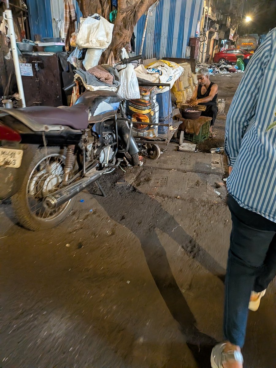 zeilar412's tweet photo. @mybmcWardA  fort encroached and dirty .filthy ..all by lanes dirty with hawkers cooking and littering ..location .nagindas master road .fort specially https://t.co/NUF8uYh32S
