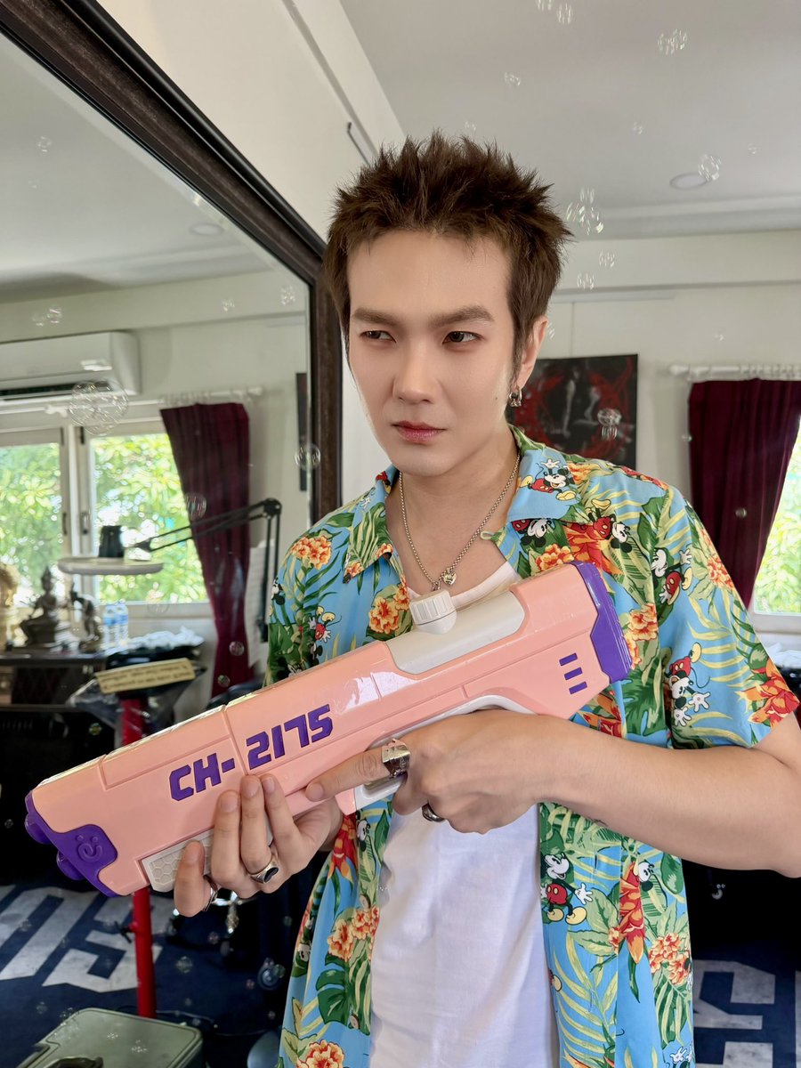 หน้าโหดนะ 😎
แต่ปืนฉีดน้ำสีชมพูนะจ๊ะ 💗🔫💦
อย่าหาทำนะ เดี๋ยวเปียก! 🤣

SPLASH WITH BUILD SOAP

#LostRosexBuild