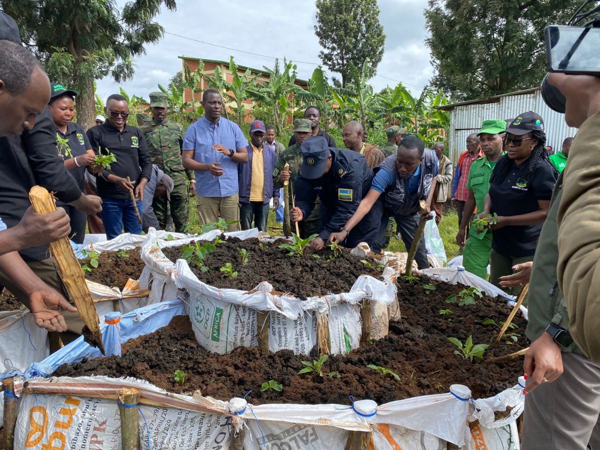 radioishingiro's tweet photo. Uyu munsi Umuganda rusange usoza ukwezi kwa Mata 2026 ku rwego rwa @GicumbiDistrict uri kubera @Kaniga_Gicumbi, akagari ka #Mulindi mu mudugudu wa #Taba aho bari kurwanya imirire mibi n'igwingira bubaka uturima tw'igikoni. @RwandaLocalGov @GreenGicumbi https://t.co/CC4I6qXeDL