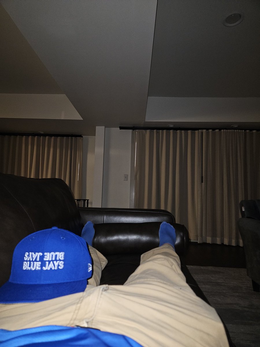 harristweeterr's tweet image. Couch is of wonders. #laid🆙️