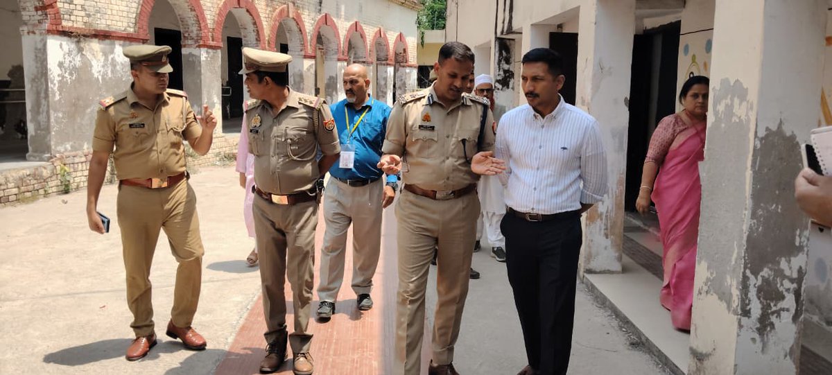 lkopolice's tweet photo. उ0प्र0 पुलिस होमगार्ड के पदों पर सीधी भर्ती परीक्षा को सकुशल एवं शुचितापूर्ण संपन्न कराने हेतु @LoJcp व #DMLKO द्वारा राजकीय बालिका इंटर कालेज और जुबली इंटर कॉलेज में जाकर व्यवस्थाओं का लिया गया जायजा ।
#Exam_Duty
@Uppolice
@upprpb https://t.co/1oo5Q40zzs