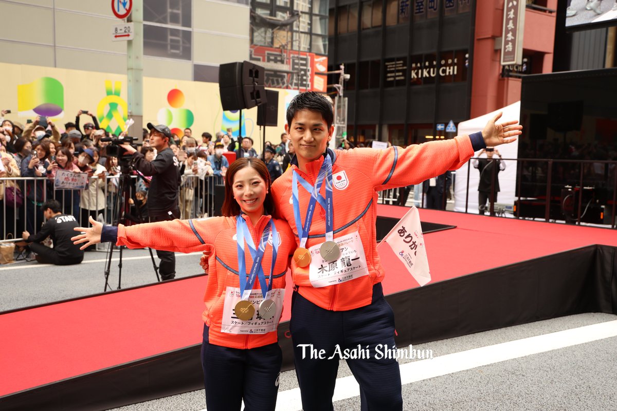 asahi_winter's tweet photo. ミラノ・コルティナ・オリンピック、パラリンピックの選手団約110人が日本橋で感謝パレード❄️
→https://t.co/Cxjh824wXc

約5万人の観衆に、#坂本花織 選手は「五輪が終わって2カ月が経ってもなおこの熱量で迎えて下さって、たくさんの方が応援して下さったのを目の当たりにしてうれしかった」
（岳） https://t.co/yFeixlRhdc