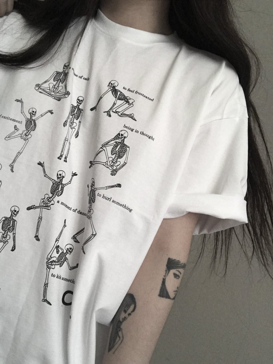 ...? 아니 너무이뻐서 옷 받자마자 계속 입고있어요.. 재질은 좀 두껍긴한데 얇아서 한번빨면 쭈글탱 되는것보단 나음.. 아 너무이뻐 ㅁㅊ

*알티 해주신 두분 뽑아서 제가 사비로 보내드리옵니다...☠️  월요일 바로 뽑을게요...?!!