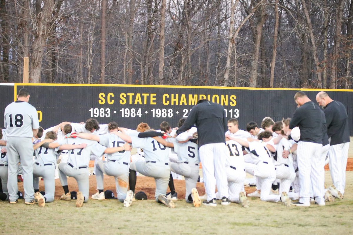 BSSportsJournal's tweet photo. Chesnee Baseball Honors Seniors With Big Win For Senior Night on Friday

@BSSportsJournal @Chesnee_Eagles @ChesneeBaseball @ChesneeUpdates @AndrewEison 

Read more at the link below ⬇️
https://t.co/7UeZqH37K3 https://t.co/5pS0M1pIxp