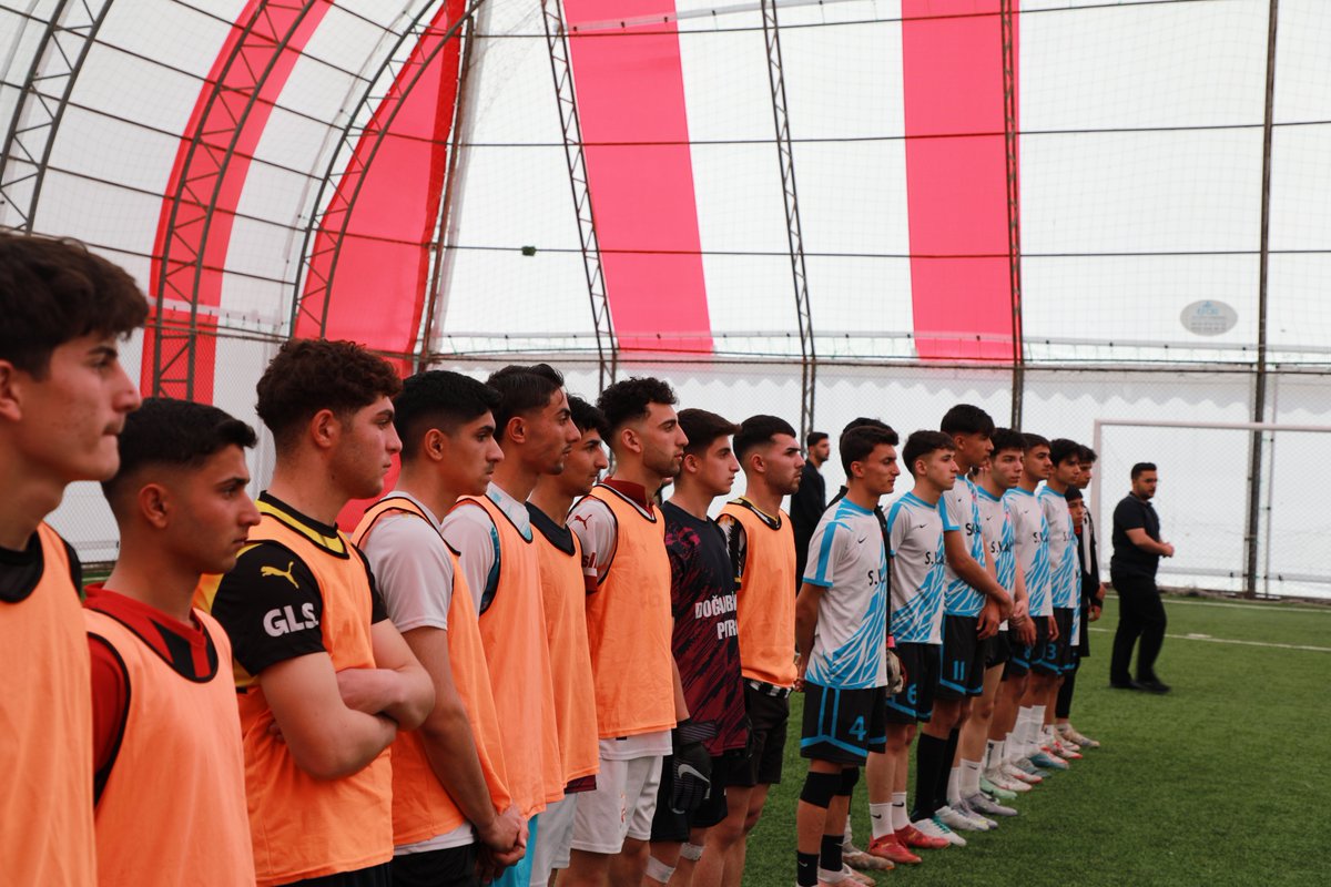 erciskaymakamlk's tweet photo. 📌 TÜGVA GençLig Futbol Turnuvası’nda Erciş Sezai Karakoç Anadolu Lisesi, Muradiye Nizamettin Aktaş Anadolu Lisesi’ni penaltı atışları sonucunda mağlup ederek üst tura yükseldi. Müsabakanın başlama vuruşunu Kaymakamımız Sn. Murat KARALOĞLU gerçekleştirdi.
@karaloglu_murat https://t.co/ikUAI1nweE