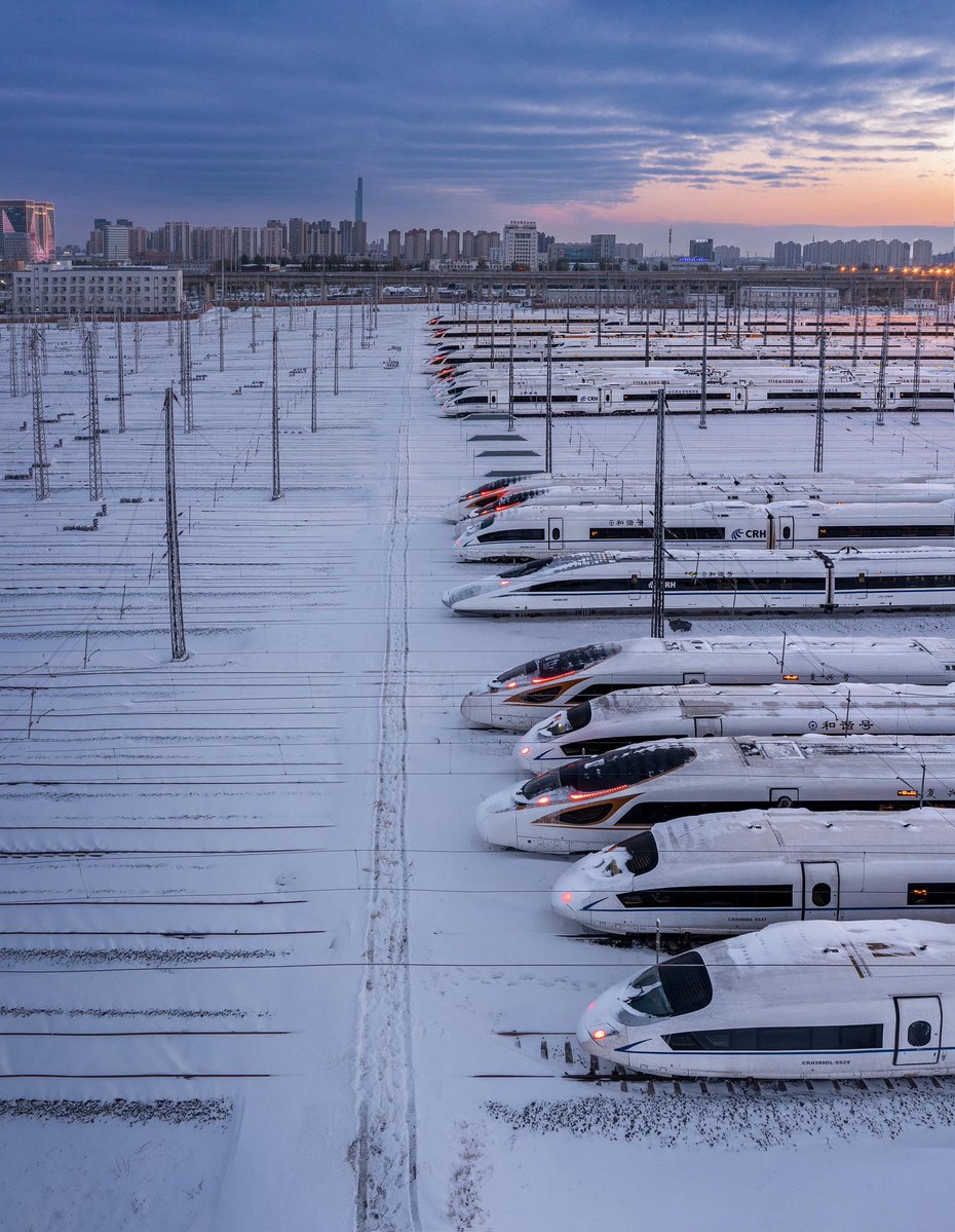 awe_moment's tweet image. High-Speed #Rail depot in #Tianjin after winter storm