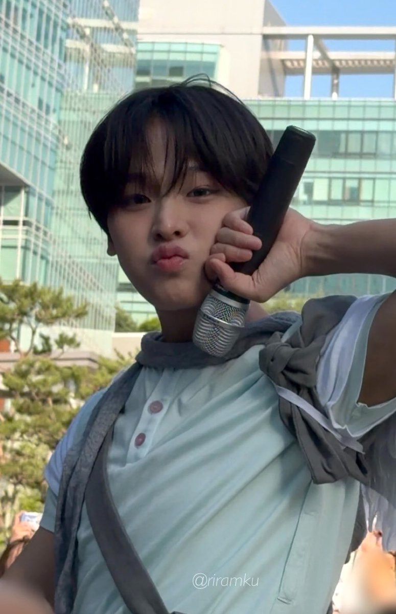 riri..𖧧 tweet media