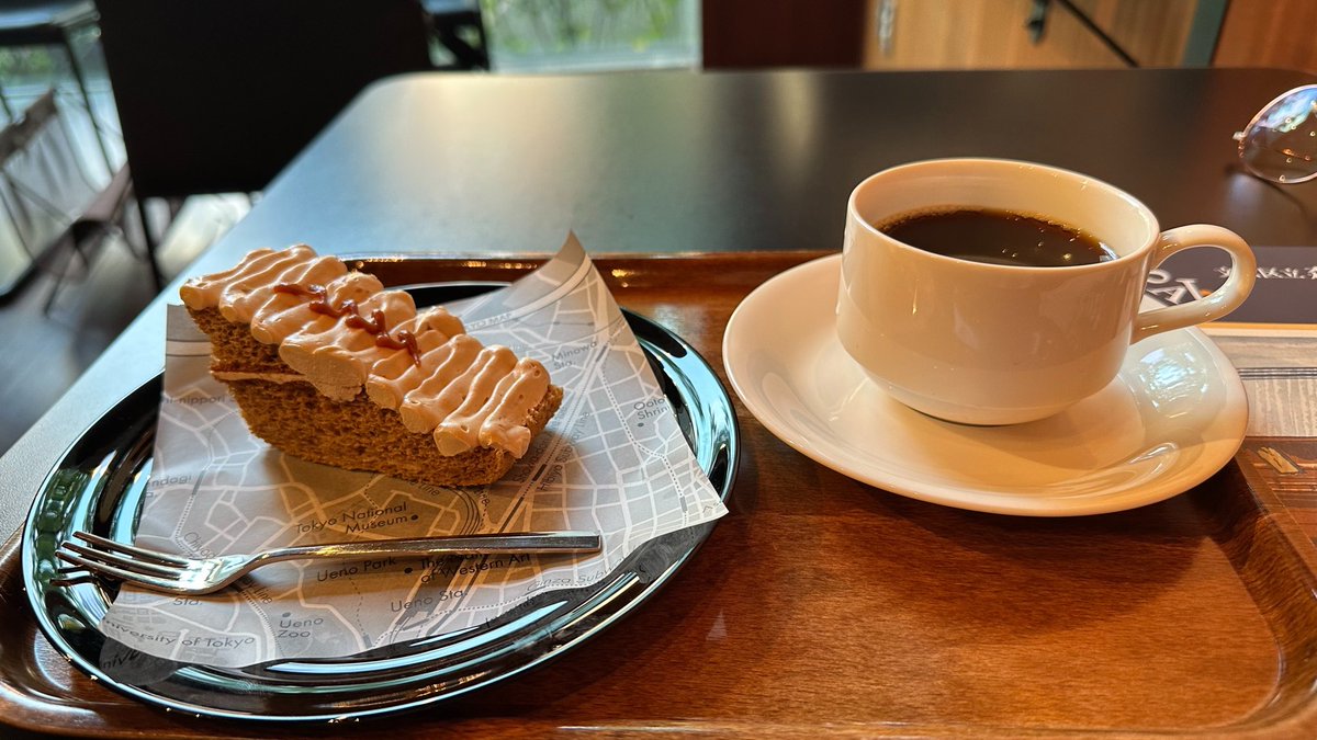 OENSO1920's tweet photo. 一箱古本市の助っ人、今年も楽しかった〜✨店主のみなさんの撤収の早さにびっくり。無事に終了し、表彰式までのスキマ時間に森鷗外記念館のカフェで坂道ケーキを堪能しております😋 スタンプラリーはできなかったけど、コンプリートしたお子さんに写真撮ら���てもらいました😎 https://t.co/3dPedcz7hz