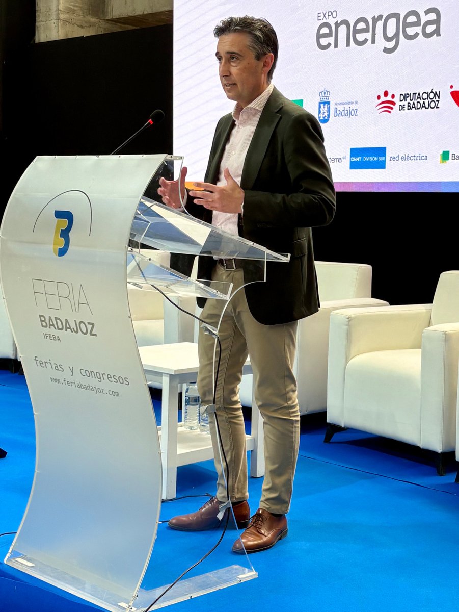DipdeBadajoz's tweet photo. ⚡ #DipBdjz ha participado estos días en @expoENERGEA, punto de encuentro del sector energético de Extremadura. Lo ha hecho con un stand propio y la presentación de sus planes de autoconsumo fotovoltaico y comunidades energéticas.

Además, el vicepresidente primero, @juanmaridelfa, ha intervenido en el acto de clausura.

➕ℹ️ https://t.co/mTRHI6XlPu
🌐 #ODS7 #ODS11 #ODS13